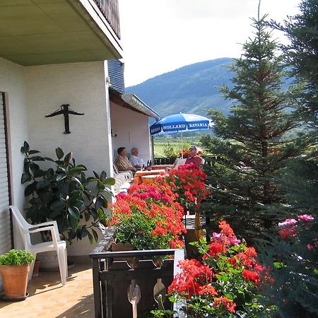 Pension Und Weingut Moselblick Brauneberg Bagian luar foto