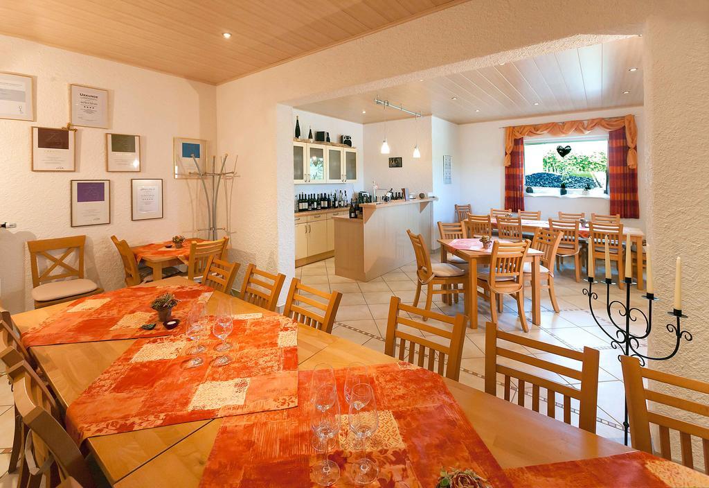 Pension Und Weingut Moselblick Brauneberg Bagian luar foto